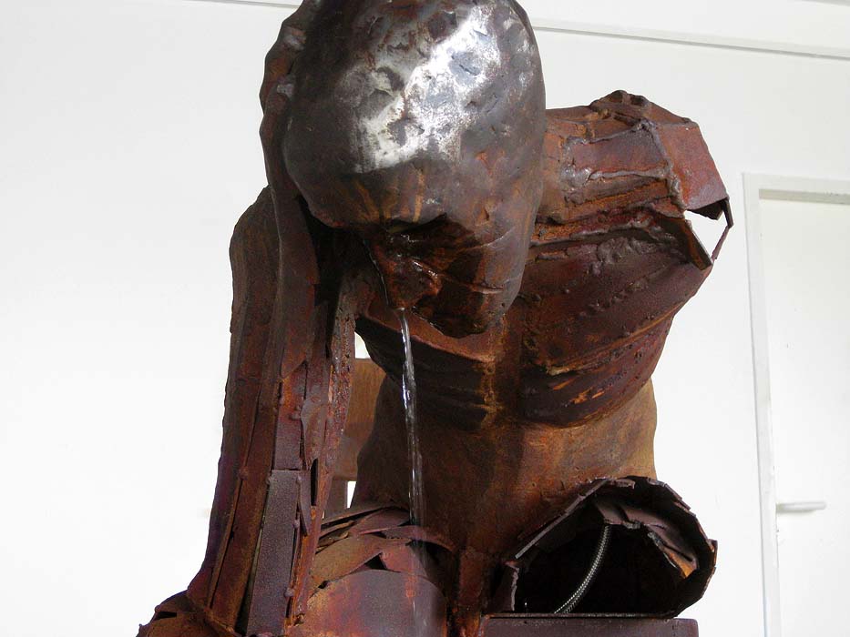 Peter Heel, ´Nackter Mann, dem neben einem Arm auch ein Bein fehlt sitzt und weint´, Stahl, lebensgroß, 2009